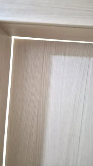 방문 안닫힘 보수 — 위쪽에 고르게 생긴 틈