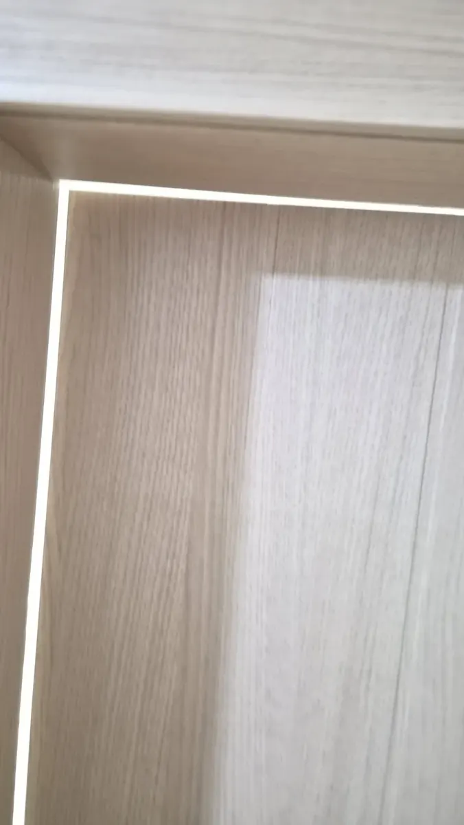 방문 안닫힘 보수 — 위쪽에 고르게 생긴 틈