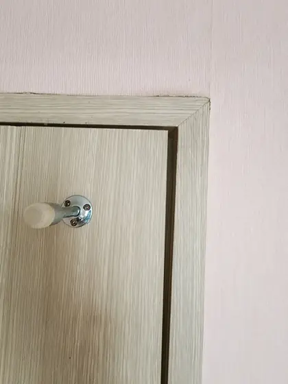 방문 처짐 수리 — 문틀과 나란하지 않은 문 윗변