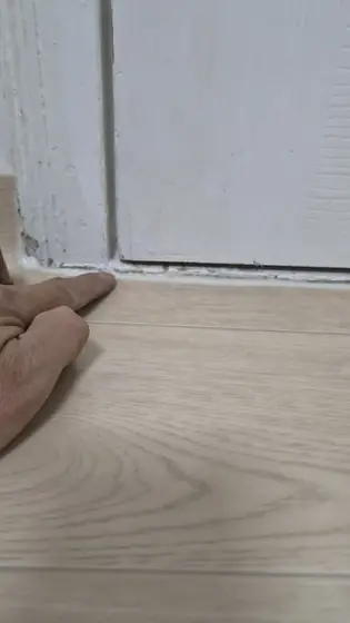 문짝 하단 자르기 — 마루 위로 틈이 생긴 문 아래