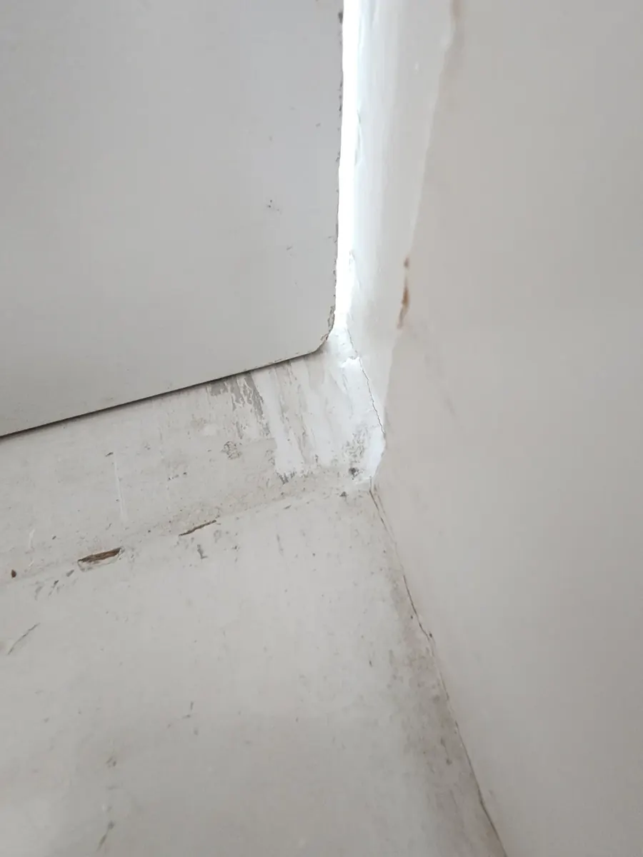 방문 하단 절단 — 바닥 쪽에 붙은 문 아래
