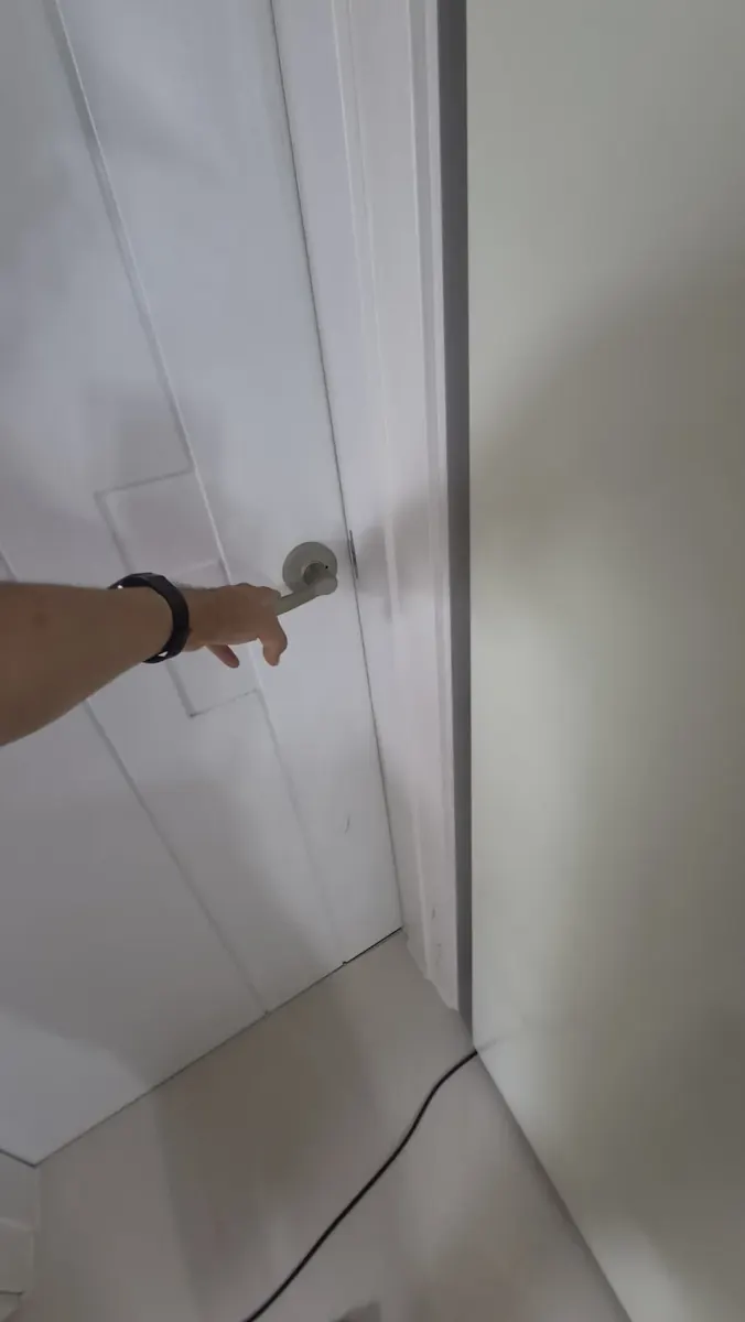 방문 안닫힘 수리 — 끝까지 닫히지 않는 흰 방문