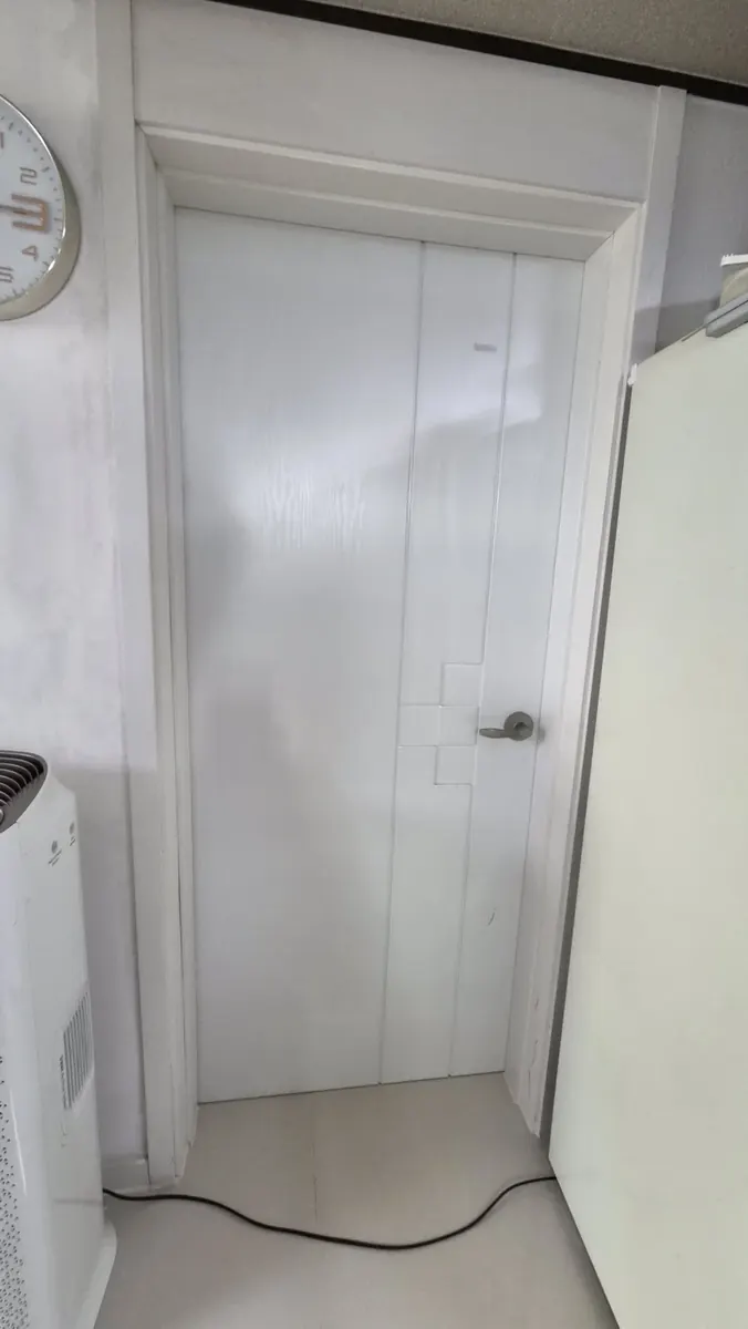 방문 안닫힘 수리 — 다시 단 흰 방문