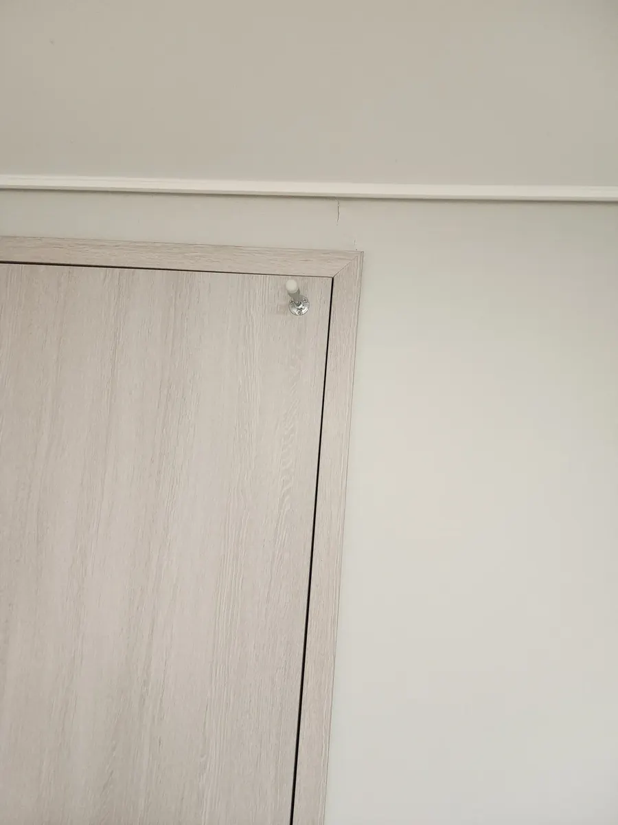 문 안닫힘 수리 — 문틀 윗부분에 붙은 문짝 윗면