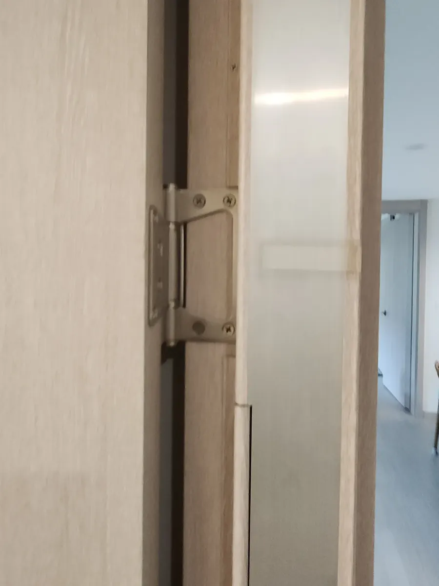 문 안닫힘 수리 — 경첩 쪽 틈 살피기