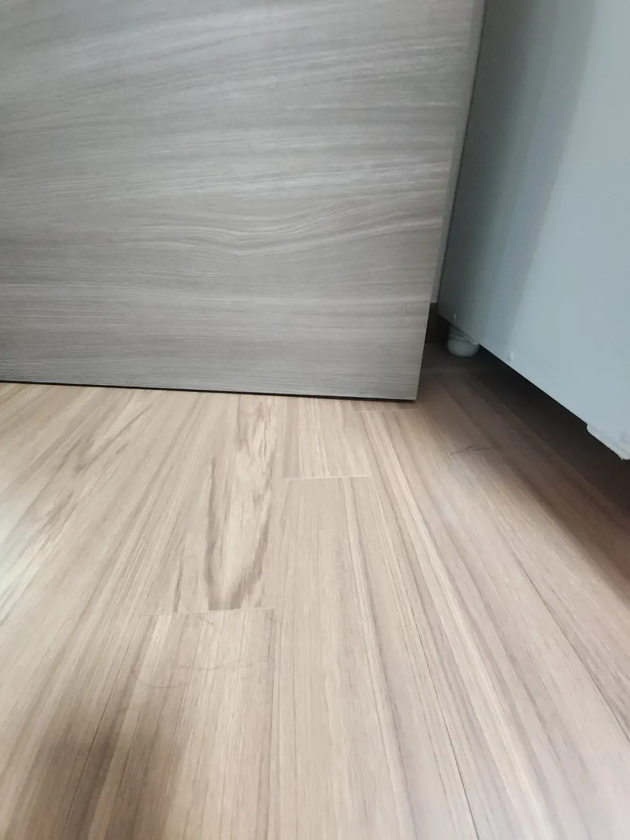 방문 하단 자르기 — 틈 없이 붙은 문 아래