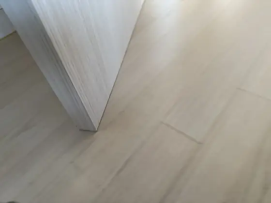 문 바닥 끌림 — 모서리가 눌려 닿은 자리