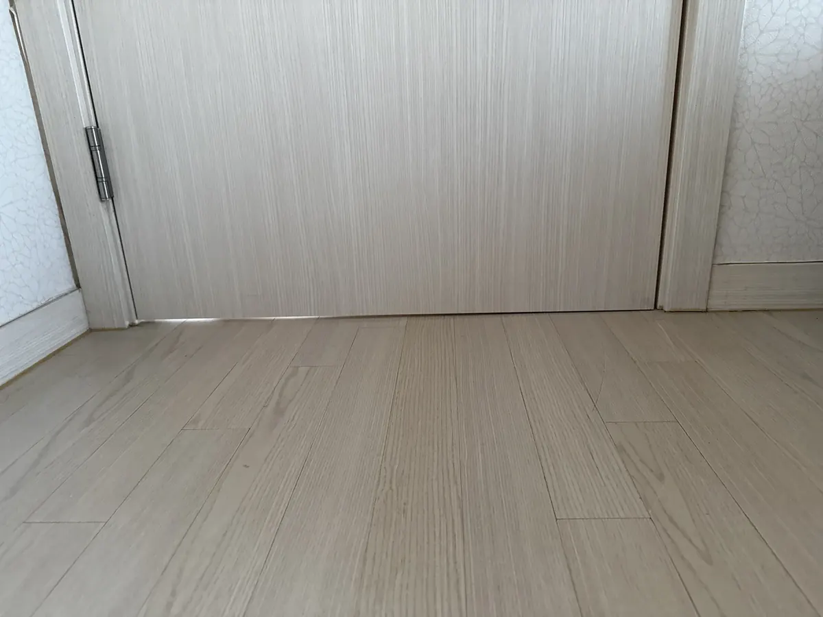 문 바닥 끌림 — 아래에 틈이 생긴 방문