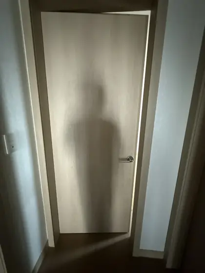 방문 문틀 걸림 — 끝까지 닫히지 않는 방문