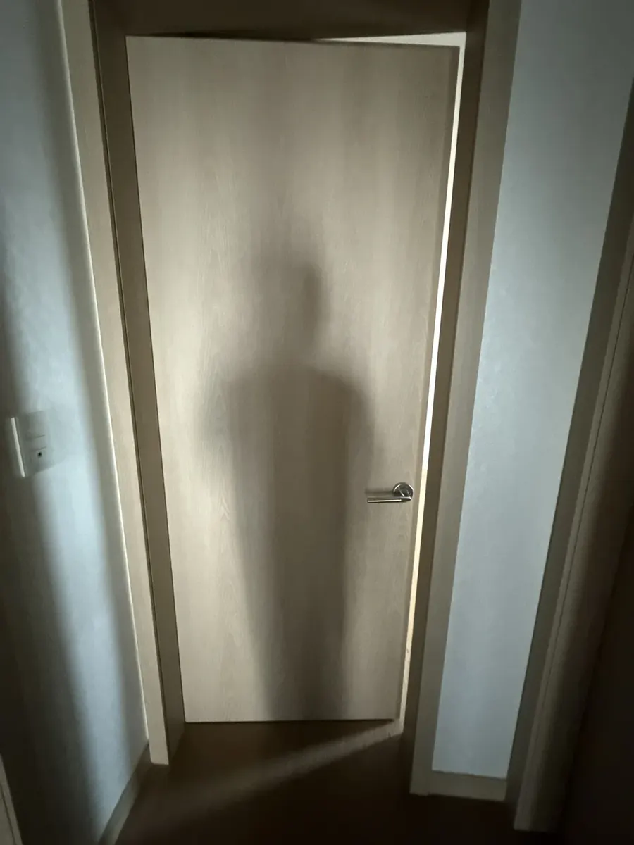 방문 문틀 걸림 — 끝까지 닫히지 않는 방문