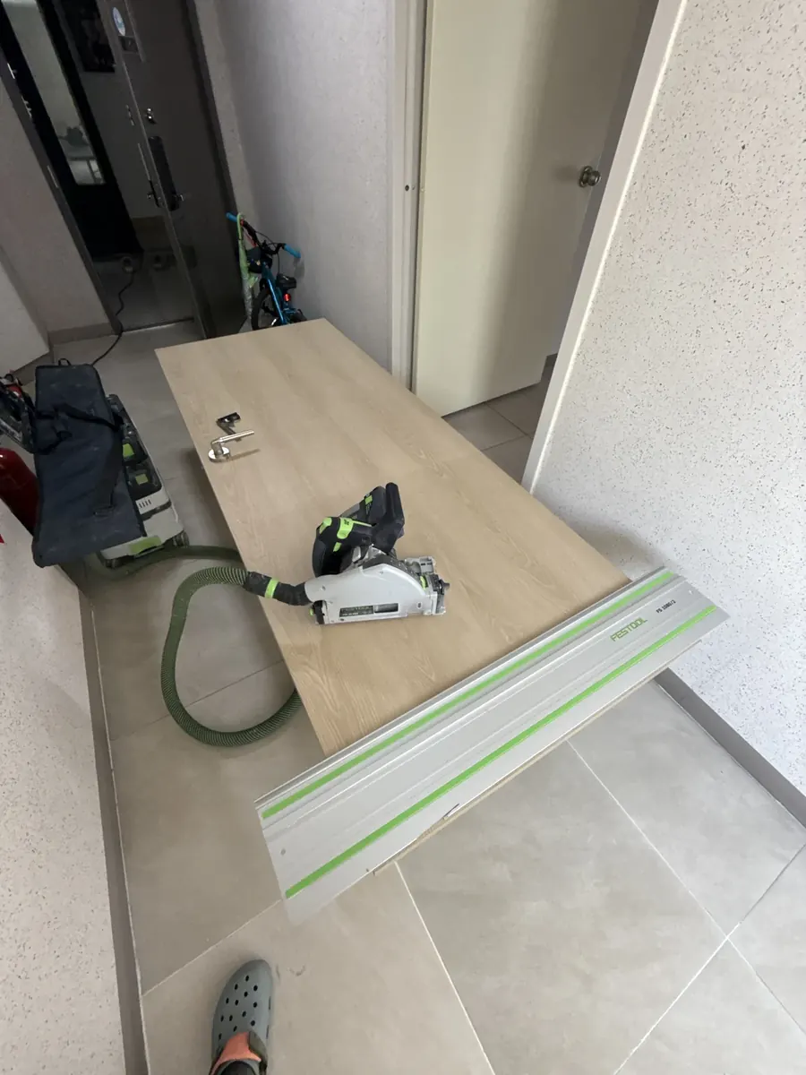 방문 문틀 걸림 — 떼어 눕힌 문짝 끝에 댄 레일